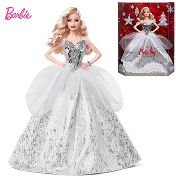 Празнична Кукла Барби Signature 2021 12-инчови Руса Къдрава Коса в Сребрист рокля с Поставка за Кукла, Подарък за момичета от 6 и повече години